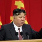 Fotografía que muestra al líder norcoreano, Kim Jong-un, hablando durante la Segunda Reunión Plenaria del 9º Comité Central del Partido de los Trabajadores.