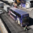 Fotografía que muestra vehículos esperando para cargar combustible este martes, en La Paz (Bolivia).