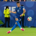 Kylian Mbappe de Francia patea un balón este lunes, en un partido del grupo I del Mundial de la FIFA 2026 entre Francia e Irak en el estadio Lincoln Financial Field en Filadelfia (Estados Unidos).