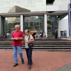 Ciudadanos caminan al pie del edificio del SRI, en Guayaquil.