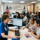Personas cumplen trámites en el Servicio de Ciudadanía e Inmigración de Estados Unidos (USCIS).