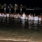 Los creyentes de San Juan en el balneario de Salinas en su ingreso al mar
