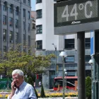 Un termómetro marca 44 º C este miércoles en Bilbao.