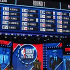 Los picks del Draft NBA 2026 aparecen en pantalla al finalizar la primera ronda en el Barclays Center, ubicado en el distrito de Brooklyn, en Nueva York.