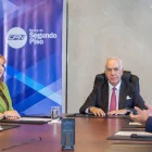 Representantes de la CFN y del Banco del Austro en la firma del convenio.