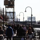 Decenas de personas al recorrer el turístico barrio de Puerto Madero, en la ciudad de Buenos Aires (Argentina)