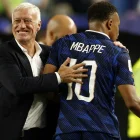 Kylian Mbappé de Francia interactúa con el seleccionador Didier Deschamps mientras abandona el campo durante el partido de la fase de grupos de la Copa Mundial de la FIFA 2026 entre Francia e Irak.