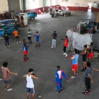 Atletas entrenan en un gimnasio de boxeo donde familias sin hogar se han instalado, en La Habana Vieja, el 9 de junio de 2026.