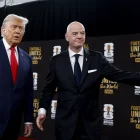 El presidente de Estados Unidos, Donald Trump (i), interactúa con Gianni Infantino, presidente de la FIFA.