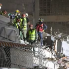 Equipos de rescate trabajan entre los escombros tras los terremotos que sacudieron Venezuela.