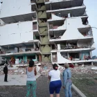 Residentes observan los bloques de viviendas gravemente dañados tras los terremotos en Catia La Mar, estado La Guaira.