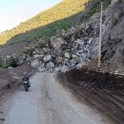 Un nuevo derrumbe complica la situación de la vía Cuenca- Girón- Pasaje.