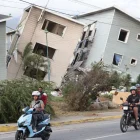 Vista de varios edificios dañados por los terremotos en la localidad de Catia La Mar, en el estado costero de La Guaira (Venezuela) este jueves.
