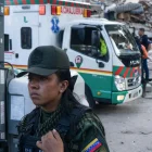Equipos de rescate participan en la remoción de escombros tras los terremotos en Chacao, Caracas.