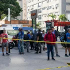 Personas observan las labores de rescate y remoción de escombros tras los terremotos en Chacao, Caracas.