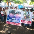 Los familiares de los guardias desaparecidos realizaron un plantón al pie de la Gobernación del Guayas, en Guayaquil, para exigir resultados de la búsqueda.