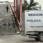 Personal de la Policía Judicial participó en el levantamiento del cadáver encontrado en el interior del edificio donde funcionó el centro comercial Multicomercio.