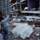 Residentes permanecen entre los escombros de viviendas colapsadas tras los terremotos en Catia La Mar, estado La Guaira.