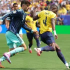 Ecuador - Alemania: Joel Ordóñez (der.) sale desde la zaga contra los teutones.