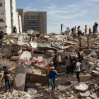 Rescatistas y voluntarios intensifican las labores de búsqueda entre estructuras colapsadas tras el fuerte sismo en Venezuela.