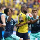 Ecuador - Alemania: el ecuatoriano Enner Valencia intenta superar la marca de los teutones, entre estos la joven figura Jamal Musiala (10).