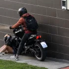 Momento en que delincuentes en motocicleta interceptan a mujer en Quito Tenis, le roban pertenencias y la embisten durante violento asalto registrado.