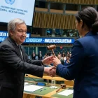 Foto creada con IA, de António Guterres, entregando la posta a una mujer, para dirigir la ONU.