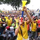 Miles de hinchas salieron a las calles de Guayaquil para celebrar el triunfo de la Selección Ecuatoriana este 25 de junio.
