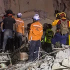 Integrantes de Protección Civil y voluntarios trabajan entre los escombros tras el terremoto en Venezuela.