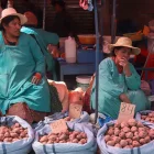 Personas ofreciendo sus productos en un mercado en La Paz (Bolivia).