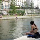 Varios parisinos se refrescan a orillas del Sena en París, en una imagen de esta semana.