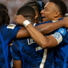 Kylian Mbappe (d) de Francia celebra un gol con sus compañeros durante el Mundial 2026