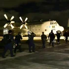 Fotografía cedida por la UNGRD que muestra a integrantes del grupo de búsqueda y rescate USAR COL-1 durante una operación logística nocturna en un avión militar.