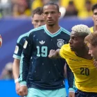 Nilson Angulo de Ecuador disputa el balón con Joshua Kimmich (d) de Alemania este jueves, en un partido del grupo E del Mundial de la FIFA 2026.