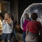 Reproducción de un grabado de 1809 en las galerías subterráneas de las Catacumbas de París.