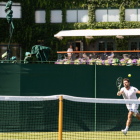 Stan Wawrinka, de Suiza, en acción durante una sesión de entrenamiento previa al Campeonato de Wimbledon en Londres, Gran Bretaña