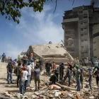 Rescatistas y voluntarios buscan víctimas en una vivienda afectada por los terremotos este jueves, en el municipio Libertador en el este de Caracas (Venezuela).