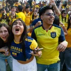 Aficionadas ecuatorianas celebran en Quito la victoria (2-1) de la Tri ante Alemania este jueves en un partido del Grupo E del Mundial 2026.
