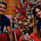 Héctor Bello junto a su esposa e hija.