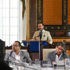 David Norero representó la defensa legal del alcalde en esta sesión extraordinaria que tramitó su archivada remoción.