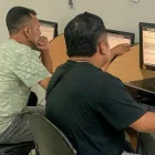 Para obtener el permiso de conducir se rinde un examen sobre las normas a cumplir en las vías.