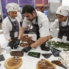 Estudiantes y docentes de la UIDE exponen en la feria preparaciones a base de chocolate.