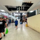Deterioro. La falta de tumbado se observa en varias zonas del mercado, lo que incomoda al público.