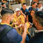 Mundial 2026: Hernán Galíndez, arquero, firma autógrafos a los seguidores de Ecuador, tras la victoria sobre Alemania.
