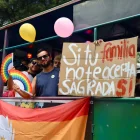 Con globos, carteles y banderas los participantes de la marcha del orgullo recorrieron las calles de Quito.