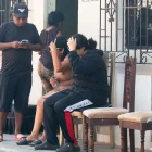 Familiares y vecinos llegaron al sitio tras el ataque que dejó un adolescente fallecido.