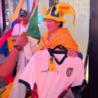 Comerciantes ecuatorianos en Times Square aprovechan la emoción por Ecuador en el Mundial 2026.