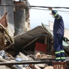 Un hombre trabaja en las tareas de levantamiento de escombros y rescate de víctimas en El Junquito, a las afueras de Caracas.