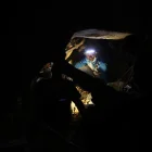 Personas realizan labores de búsqueda en una zona afectada por un terremoto este viernes, en La Guaira (Venezuela).