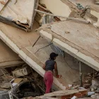 Los ciudadanos siguen buscando a sus familiares entre los escombros de los edificios y casas que se cayeron por los terremotos de Venezuela.